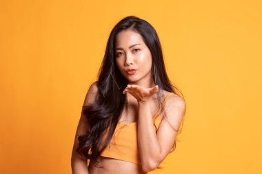 Güzel genç Asyalı kadın bir öpücük darbe.