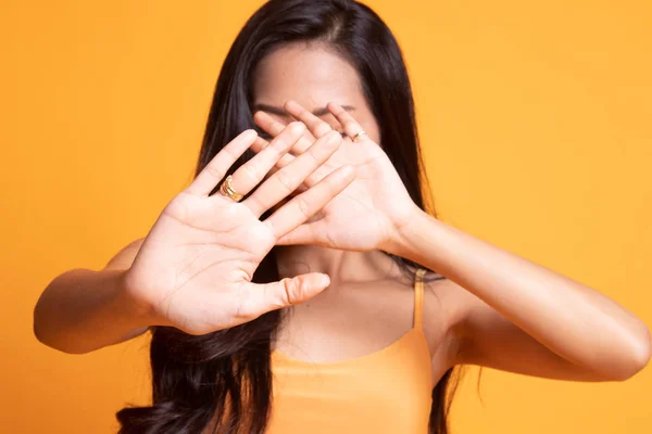 Mladá asijská žena skrýt její tvář. — Stock fotografie