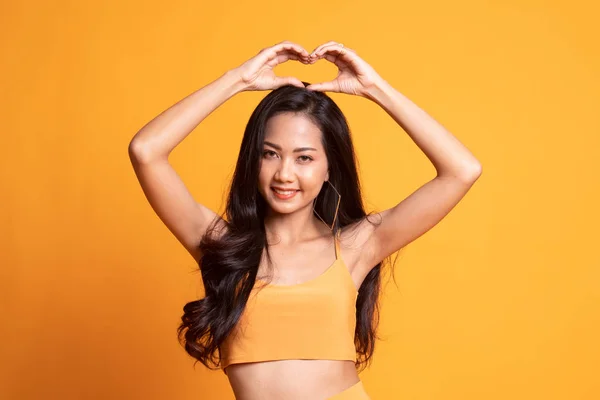 Giovane asiatico donna gesturing cuore mano segno . — Foto Stock