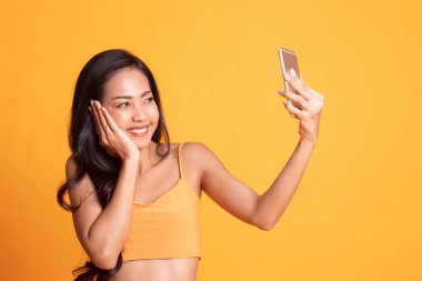 Genç Asyalı kadın selfie ile hareket eden telefon.