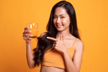 Portakal suyu noktasına genç Asyalı kadın.