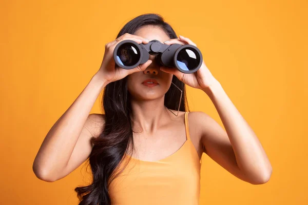 Giovane donna asiatica con binocolo . — Foto Stock