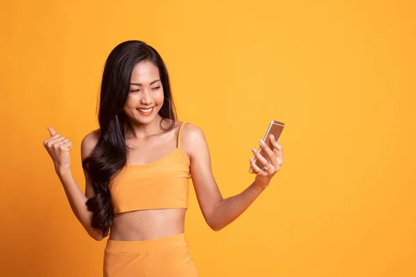Éxito joven mujer asiática con teléfono móvil . —  Fotos de Stock
