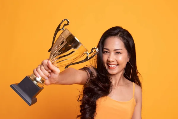 Bem sucedido jovem asiático mulher segurando um troféu . — Fotografia de Stock