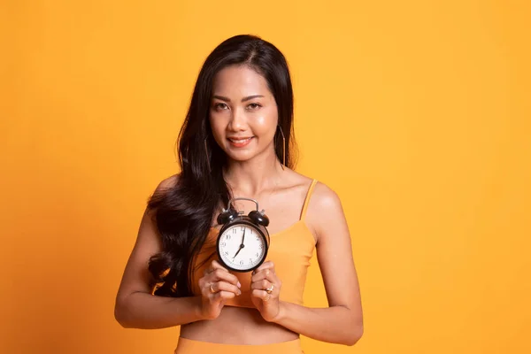 Joven asiática sonrisa con un reloj . —  Fotos de Stock