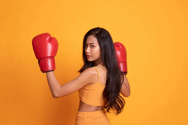 Jovem mulher asiática com luvas de boxe vermelho . — Fotografia de Stock