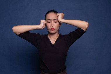 Genç Asyalı kadın hasta ve baş ağrısı var.