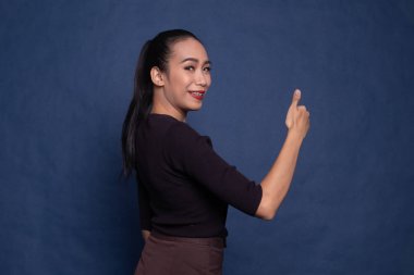 Genç Asyalı kadın sıra arka başparmak yukarıya.