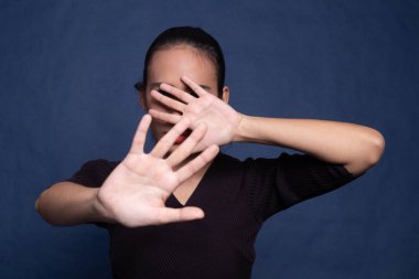 Genç Asyalı kadın yüzünü gizlemek.