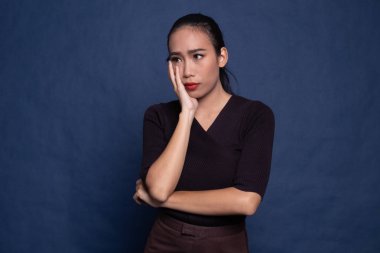 Güzel genç Asyalı kadın almak bıkkın.