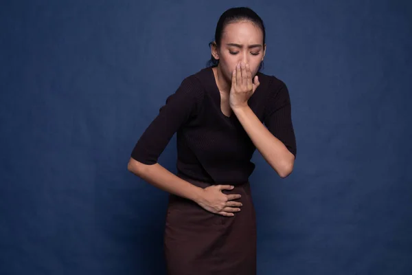 Fiatal ázsiai nő kapott hasfájás, hányás. — Stock Fotó