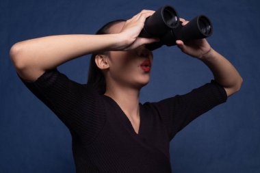 Dürbün ile genç Asyalı kadın.