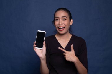 Cep telefonu noktasına heyecanlı genç Asyalı kadın.