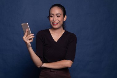 Cep telefonlu genç Asyalı kadın..