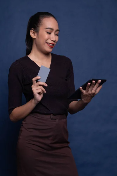 Jonge Aziatische vrouw is online winkelen met creditcard en tablet — Stockfoto