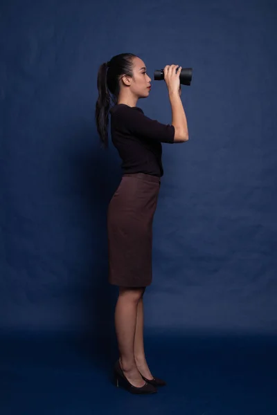 Corpo pieno di giovane donna asiatica con binocolo . — Foto Stock