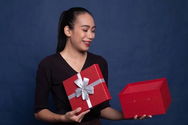 Jovem mulher asiática abrir uma caixa de presente . — Fotografia de Stock
