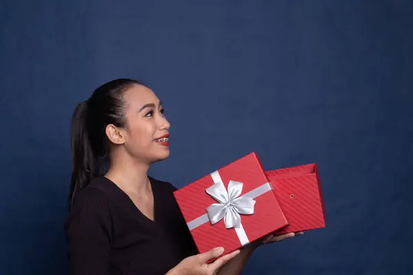 年轻的亚裔女子，和一个礼品盒. — 图库照片