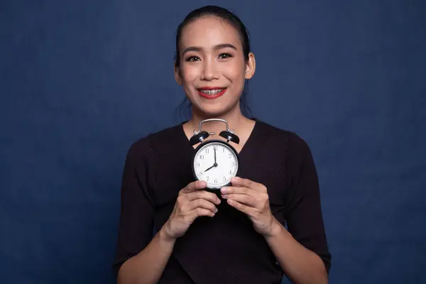 Νεαρά ασιατικές γυναίκα χαμόγελο με ένα ρολόι. — Φωτογραφία Αρχείου