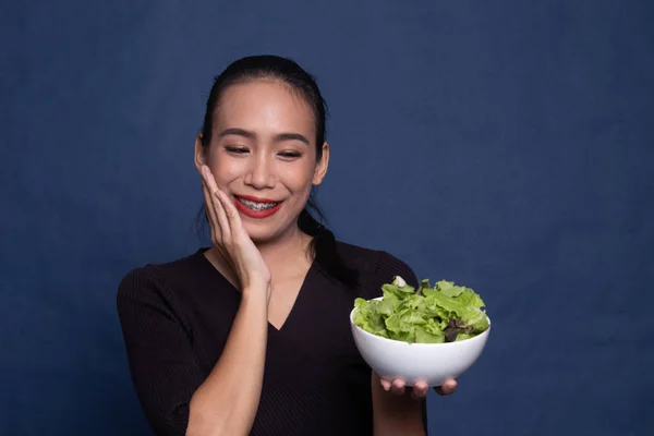 Friska asiatisk kvinna med sallad. — Stockfoto