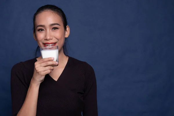 Gesunde asiatische Frau trinkt ein Glas Milch. — Stockfoto