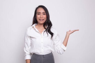 Güzel genç Asyalı kadın Haritayı palm el.