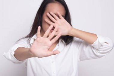 Genç Asyalı kadın yüzünü gizlemek.