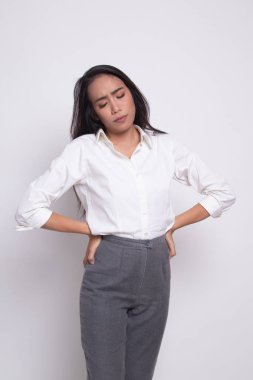 Genç Asyalı kadın geri ağrı var.