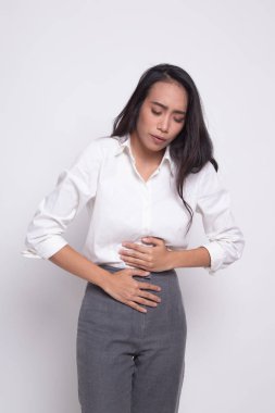 Genç Asyalı kadın mide ağrısı var.