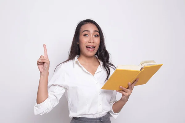 Junge asiatische Frau mit einem Buch haben eine Idee. — Stockfoto