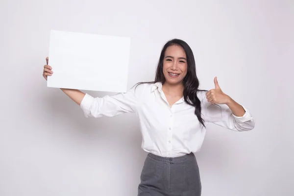 Junge asiatische Frau zeigen Daumen nach oben mit weißen leeren Zeichen. — Stockfoto