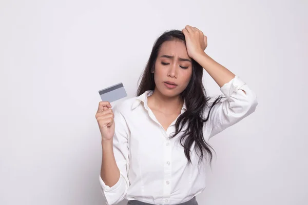 Jonge Aziatische vrouw hoofdpijn met een lege kaart. — Stockfoto