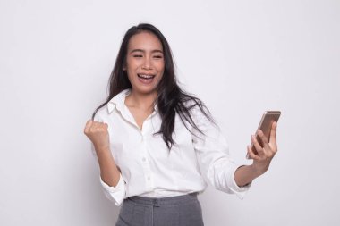 Başarılı genç Asyalı kadın ile hareket eden telefon.