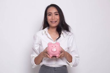 Bir domuz para banka ile genç Asyalı kadın.