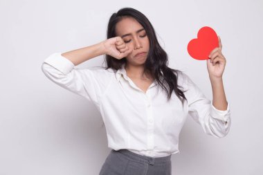 Asyalı kadın üzgün ve kırmızı kalpli cry.