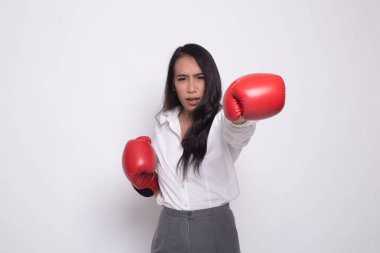 Genç Asyalı kadın kırmızı boks eldivenli.