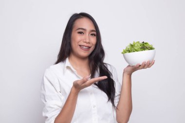 Salata sağlıklı Asyalı kadın.