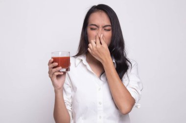 Genç Asyalı kadın nefret domates suyu.