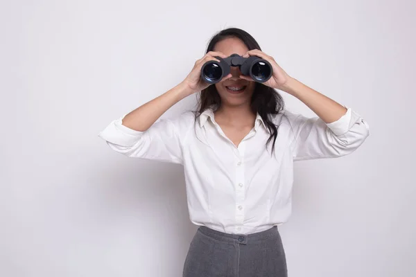 Giovane donna asiatica con binocolo . — Foto Stock