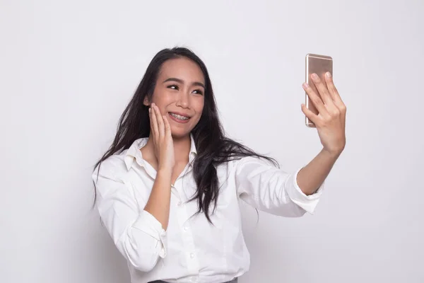 Young Asian woman selfie with mobile phone. — Stock Photo, Image