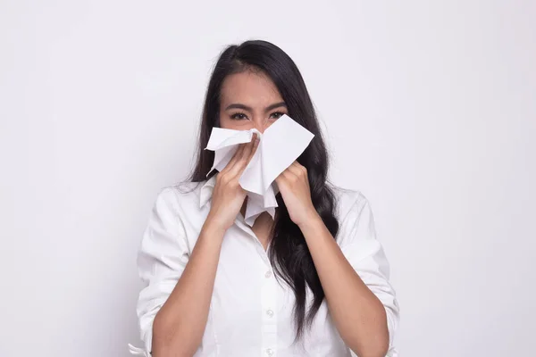 Junge Asiatin erkrankte an Grippe. — Stockfoto