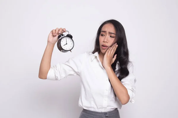 Fiatal ázsiai nő hangsúlyozta egy óra. — Stock Fotó