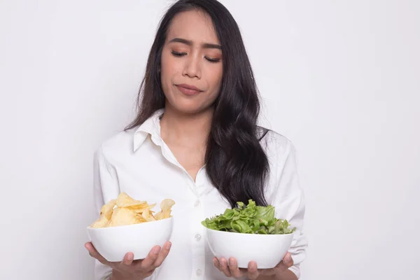 ポテトチップス サラダと若いアジア女性. — ストック写真