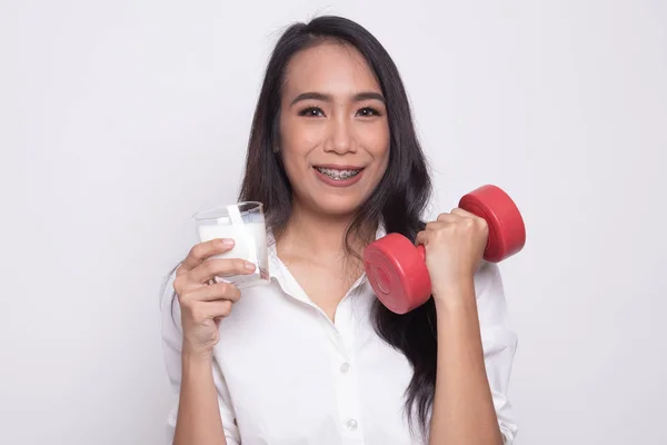 Mulher asiática saudável bebendo um copo de leite e haltere . — Fotografia de Stock