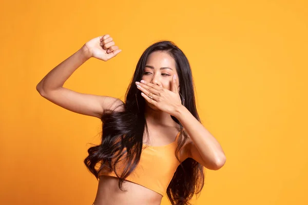 Sonolento jovem mulher asiática bocejo . — Fotografia de Stock