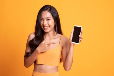 Cep telefonu noktasına genç Asyalı kadın.