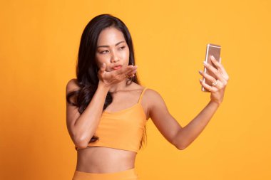 Cep telefonlu genç Asyalı kadın..