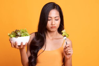 Asyalı kadın nefret salata.