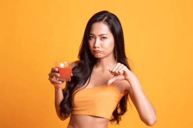 Asyalı kadın başparmak aşağı domates suyu nefret ediyorum..