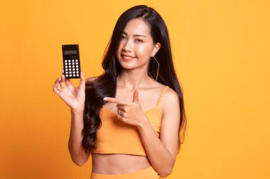 Hesap makinesi noktasına Asyalı kadın.